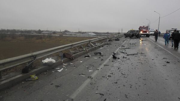 Сотрудники МЧС на месте дорожно транспортного происшествия в Ставрополе. Архивное фото - Sputnik Армения