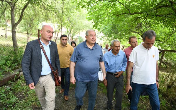 Президент Армен Саркисян и сын и брат Гранта Матевосяна Давид и Амо в селе Агнидзор - Sputnik Армения