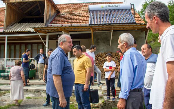 Президент Армен Саркисян и брат Гранта Матевосяна Амо во дворе Дома - Sputnik Армения