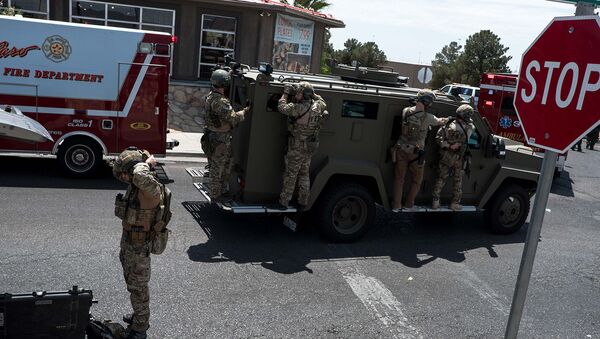 Сотрудники правоохранительных органов возле торгового центра Cielo Vista в Эль-Пасо (3 августа 2019). Техас - Sputnik Армения