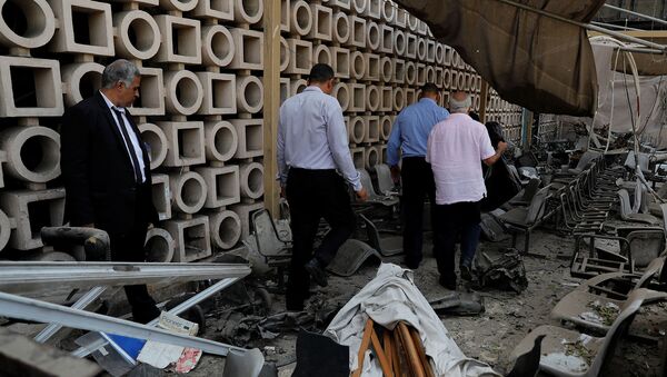 Сотрудники правоохранительных органов Египта перед поврежденным фасадом Национального института онкологических заболеваний после ночного взрыва (5 августа 2019). Каир - Sputnik Армения