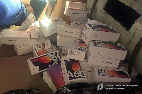 В Армении таможенники пресекли попытку контрабанды мобильных телефонов В Армении таможенники пресекли попытку контрабанды мобильных телефонов - Sputnik Армения