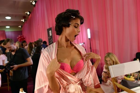 Մոդելը Victoria's Secret շոուի կուլիսներում Մոդելը Victoria's Secret շոուի կուլիսներում - Sputnik Արմենիա