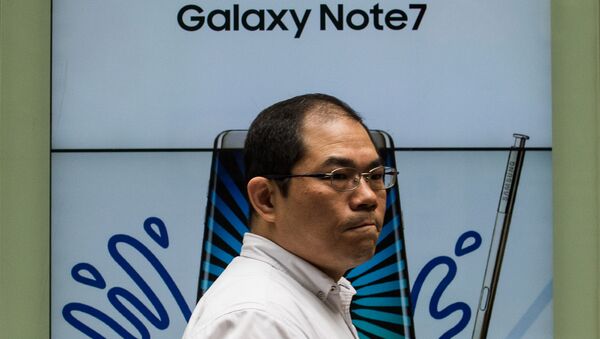Пешеход проходит мимо плаката Samsung Galaxy Note 7 возле магазина Samsung (11 октября 2016). Гонконг - Sputnik Արմենիա