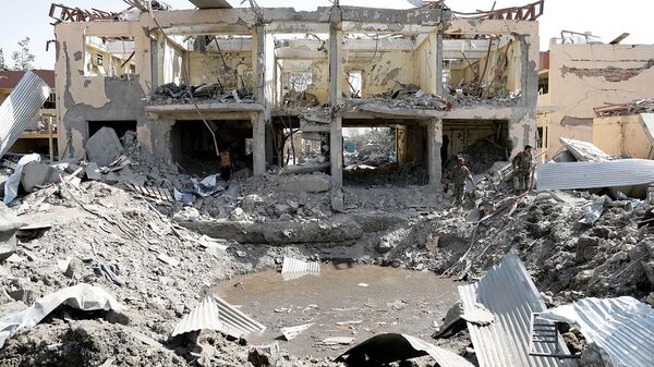 Солдаты афганской национальной армии осматривают место после взрыва в Кабуле (7 августа 2019). Афганистан - Sputnik Армения