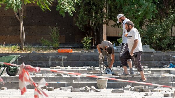Рабочие во время ремонтных работ около памятника Айвазовскому в Кольцевом бульваре Еревана - Sputnik Армения