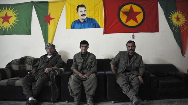Бойцы Рабочей партии Курдистана под портретом Абдуллы Оджалана - Sputnik Армения