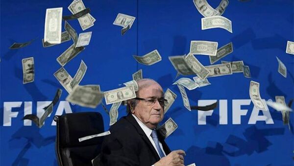 Комик Ли Нельсон бросил купюры в главу ФИФА Иозефа Блаттера во время пресс-конференции - Sputnik Արմենիա