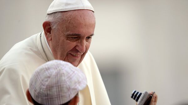 Папа римский Франциск фотографируется с мальчиком в Ватикане - Sputnik Արմենիա