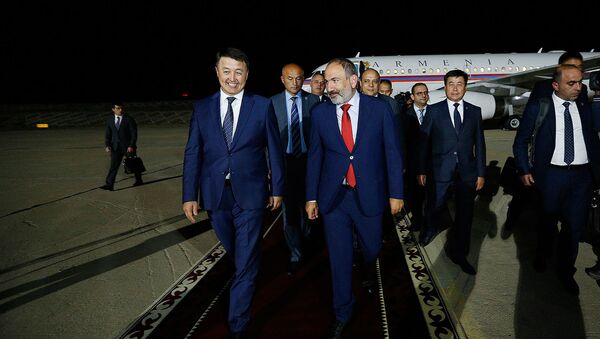 Вице-премьер Кыргызстана Замирбек Аскаров встречает премьер-министра Армении Никола Пашиняна в международном аэропорту Иссык-Куль (8 августа 2019). Тамчи - Sputnik Արմենիա