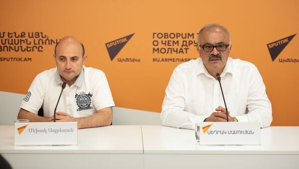 Мехак Апресян и Седрак Мамулян на пресс-конференции по предстоящему фестивалю шашлыка в Ахтале (9 августа 2019). Еревaн - Sputnik Արմենիա