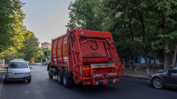 Автомобиль санитарной службы на улице Тотовенца - Sputnik Армения