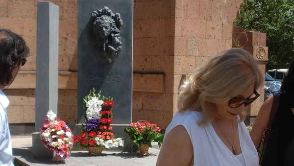 Вдова Вардгеса Петросяна Сона Тигранян у памятника писателю в городе Аштарак - Sputnik Արմենիա