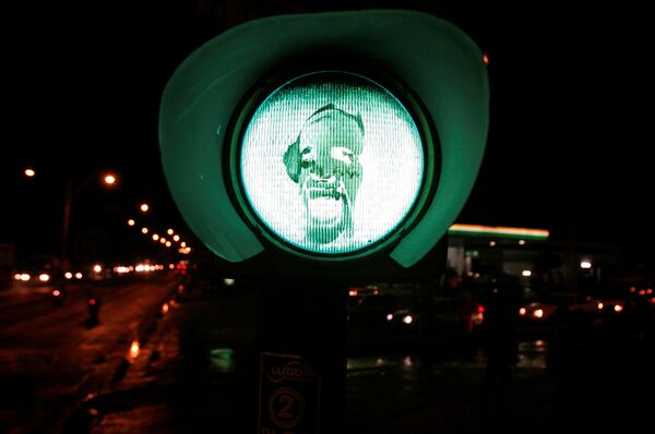 Кричащий человек на зеленом плафоне светофора.Он установлен рядом с мемориалом, посвященным 374 погибшим в пожаре в супермакете Асунсьона, Парагвай. - Sputnik Армения