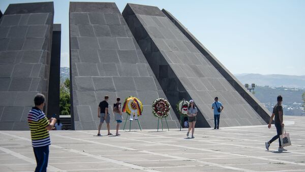 Участники 7-х Панармянских игр посетили мемориальный комплекс Цицернакаберд (13 августа 2019). Еревaн - Sputnik Արմենիա