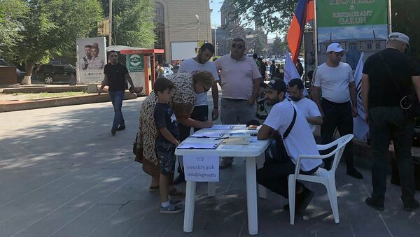 Участники общественной инициативы Камк проводят петицию против ратификации Стамбульской конвенции (14 августа 2019). Гюмри - Sputnik Արմենիա