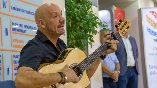 Солист и гитарист группы Джозеф Джипси Кингз Фемили Джозеф Фаржиер в Гематологическом центре (14 августа 2019). Еревaн - Sputnik Армения