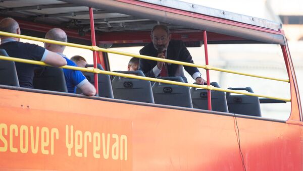 Премьер-министр Никол Пашинян в туристическом автобусе  - Sputnik Արմենիա