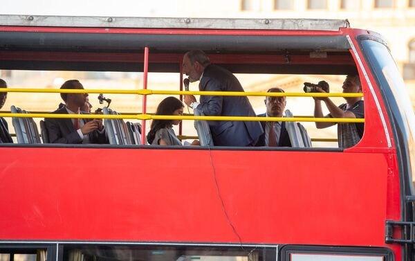 ՀՀ վարչապետ Նիկոլ Փաշինյանը զբոսաշրջիկներին հետ ավտոբուսով շրջում է Երևանում - Sputnik Արմենիա