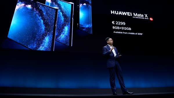 Генеральный директор подразделения потребительских товаров Huawei Ричард Юй представляет новый смартфон HUAWEI Mate X на Mobile World Congress (24 февраля 2019). Барселона - Sputnik Արմենիա
