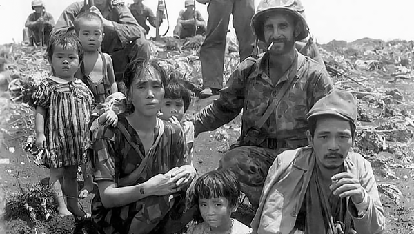 Сержант Виктор Транспорт Магакян с семьей японского солдата нашли тайник проводников Чаморро с подразделениями морской пехоты (июль 1944 года).  - Sputnik Армения