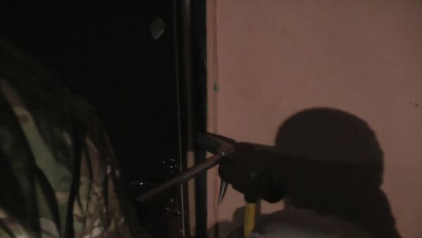 СПУТНИК_Сотрудники ФСБ выломали дверь квартиры, где подделывались паспорта для ИГ - Sputnik Армения
