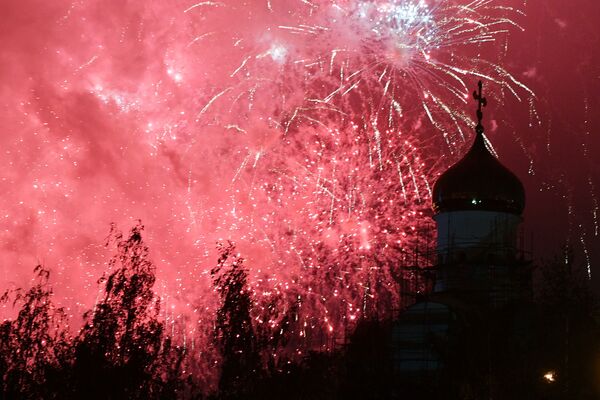 Салют на международном фестивале фейерверков Ростех в Братеевском каскадном парке в Москве - Sputnik Армения