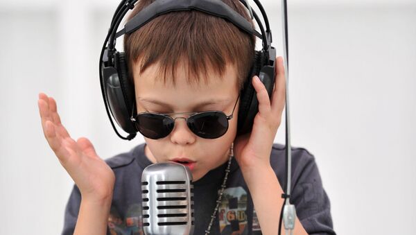 Ребенок слушает музыку в наушниках и поет - Sputnik Армения