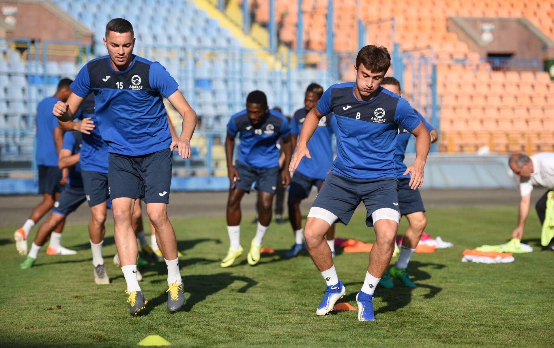 Arm football. Арарат Ереван , тренировка. Семерджян Манук Армения футбол. Туфли футбол армянские.