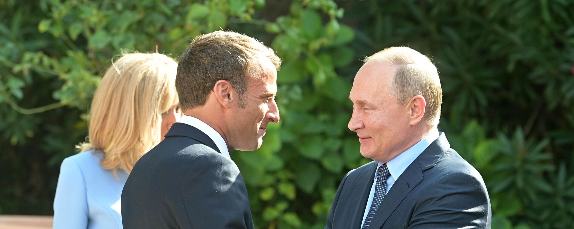 Президенты России и Франции Владимир Путин и Эммануэль Макрон с супругой Брижит во время встречи в резиденции президента Франции Форт Брегансон (19 августа 2019). Франция - Sputnik Армения, 1920, 07.02.2022