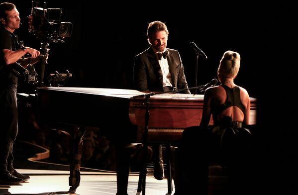 Американский актер Брэдли Купер и певица Леди Гага выступают на 91-ой премии Оскар в театре Долби в Голливуде - Sputnik Армения