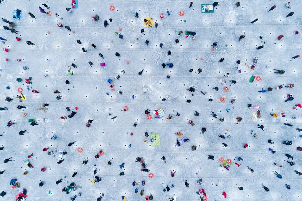Снимок Ice fishing people корейского фотографа Jeong Baek Ho, занявший третье место в категории Open Award single photo конкурса Nikon Photo Contest 2018-2019 - Sputnik Армения