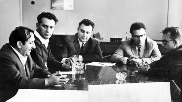 Сергей Мергелян, Ашот Петросян и академик Виктор Глушков в вычислительном центре академии  - Sputnik Армения