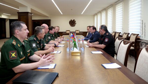 Министр обороны Армении Давид Тоноян встретился с главой делегации Главного управления военной полиции МО РФ генерал-майором Виталием Кохом (29 августа 2019). Еревaн - Sputnik Армения