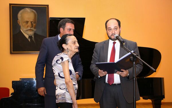 Министр образования, науки, культуры и спорта Араик Арутюнян поздравляет старейшего педагога Армении Мариам Тонян во время мероприятия в ее честь (30 августа 2019). Еревaн Министр образования, науки, культуры и спорта Араик Арутюнян поздравляет старейшего педагога Армении Мариам Тонян во время мероприятия в ее честь (30 августа 2019). Еревaн - Sputnik Армения