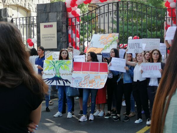 «Մենք ոչ թե անձերի դեմ ենք, այլ ուսման կողմնակից». ՀՊՏՀ–ի ուսանողները դասադուլ են անում «Մենք ոչ թե անձերի դեմ ենք, այլ ուսման կողմնակից». ՀՊՏՀ–ի ուսանողները դասադուլ են անում - Sputnik Արմենիա