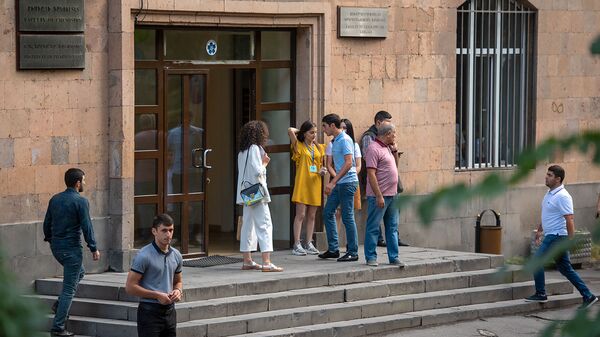 Студенты у входа в факультет Химии ЕГУ - Sputnik Армения