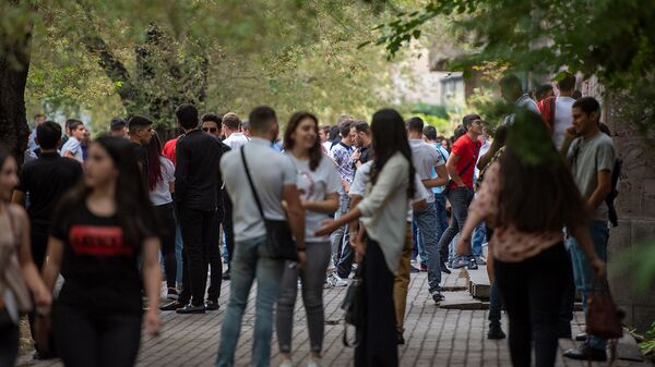 Студенты перед Гос.институтом физкультуры и спорта в первый учебный день  - Sputnik Армения