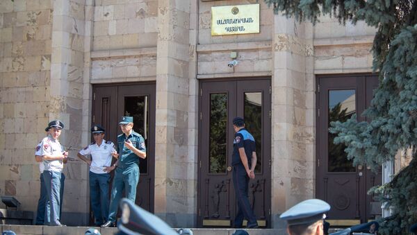Сотрудники правоохранительных органов у здания Конституционного суда (3 сентября 2019). Еревaн - Sputnik Армения