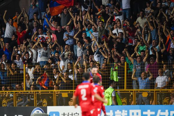 Հայաստանի հավաքականի երկրպագուների ուրախությունը՝ Իտալիայի հավաքականի դարպասը գրավելուց հետո - Sputnik Արմենիա