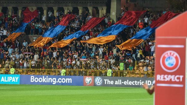 Болельщики сборной Армении по футболу перед началом матча против сборной Италии - Sputnik Армения