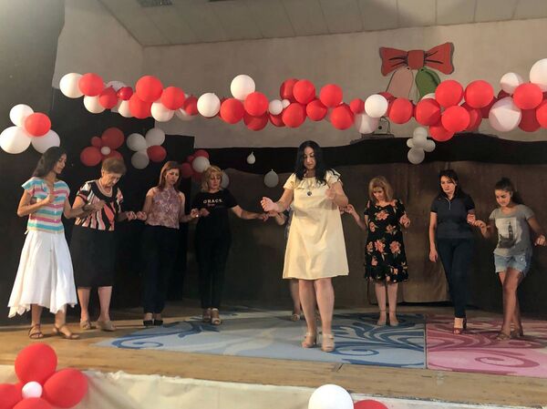 «Տընգլ-մընգլ», «Բոբիկ ջուր մի էրա». գյումրեցի ուսուցիչները երգչախումբ են հիմնել. տեսանյութ «Տընգլ-մընգլ», «Բոբիկ ջուր մի էրա». գյումրեցի ուսուցիչները երգչախումբ են հիմնել. տեսանյութ - Sputnik Արմենիա