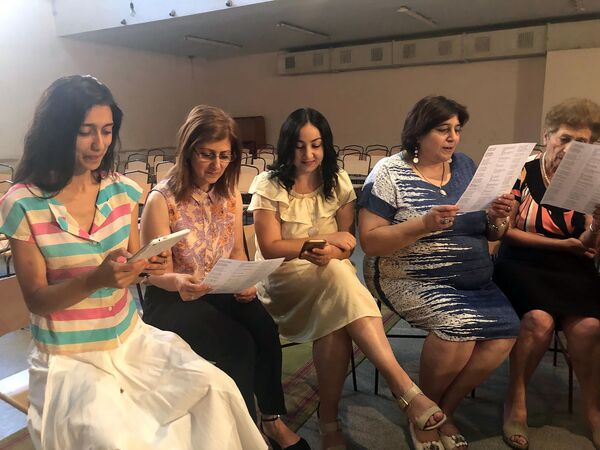 «Տընգլ-մընգլ», «Բոբիկ ջուր մի էրա». գյումրեցի ուսուցիչները երգչախումբ են հիմնել. տեսանյութ «Տընգլ-մընգլ», «Բոբիկ ջուր մի էրա». գյումրեցի ուսուցիչները երգչախումբ են հիմնել. տեսանյութ - Sputnik Արմենիա