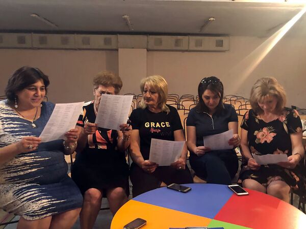 «Տընգլ-մընգլ», «Բոբիկ ջուր մի էրա». գյումրեցի ուսուցիչները երգչախումբ են հիմնել. տեսանյութ «Տընգլ-մընգլ», «Բոբիկ ջուր մի էրա». գյումրեցի ուսուցիչները երգչախումբ են հիմնել. տեսանյութ - Sputnik Արմենիա