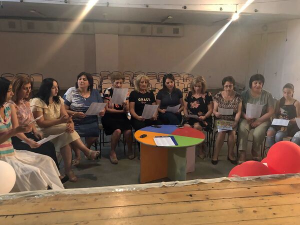 «Տընգլ-մընգլ», «Բոբիկ ջուր մի էրա». գյումրեցի ուսուցիչները երգչախումբ են հիմնել. տեսանյութ «Տընգլ-մընգլ», «Բոբիկ ջուր մի էրա». գյումրեցի ուսուցիչները երգչախումբ են հիմնել. տեսանյութ - Sputnik Արմենիա