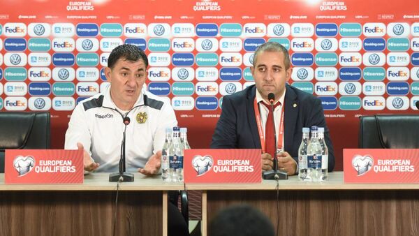  Главный тренер сборной Армении по футболу на послематчевой пресс-конференции - Sputnik Армения