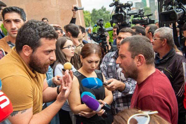 Сотрудники Санитек провели акцию у мэрии Еревана: они требуют своих зарплат Сотрудники Санитек провели акцию у мэрии Еревана: они требуют своих зарплат - Sputnik Армения