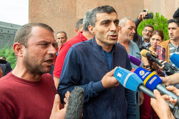Сотрудники Санитек провели акцию у мэрии Еревана: они требуют своих зарплат Сотрудники Санитек провели акцию у мэрии Еревана: они требуют своих зарплат - Sputnik Армения