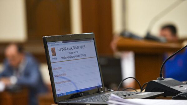 Компьютер в зале заседаний Совета старейшин Еревана - Sputnik Армения