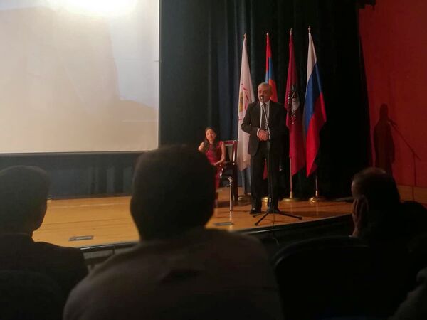 Дипломат и композитор Давид Мнацаканян вернулся в Ереван, чтобы удивить своей музыкой Дипломат и композитор Давид Мнацаканян вернулся в Ереван, чтобы удивить своей музыкой - Sputnik Армения